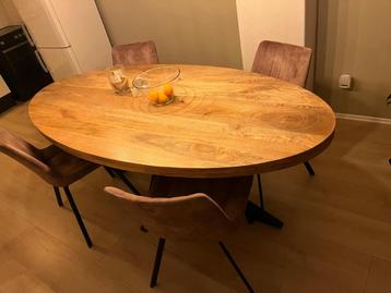 Te koop nog bijna nieuw tafel met stoelen beschikbaar voor biedingen