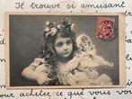 1907 Meisje met lang haar met pop en bal (NN), Ophalen of Verzenden, Voor 1920, Gelopen, Kinderen