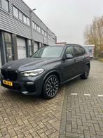 BMW X5 M Xdrive45e 394pk Aut 2021 Grijs PANO, Auto's, BMW, 77 km/l, X5, Plug-in hybride, 2410 kg