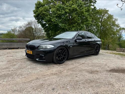 BMW 5-Serie 4.4 I 550 AUT 2010 Zwart, Auto's, BMW, Particulier, 5-Serie, Benzine, Sedan, Automaat, Geïmporteerd, Zwart, Achterwielaandrijving