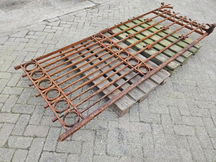 Oude antieke gesmede, geklonken poort , Het zijn 4 delen, Tuin en Terras, Tuinpoorten, Zo goed als nieuw, Draaipoort, Staal, 150 tot 200 cm