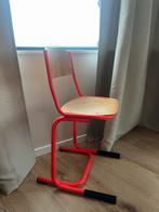 Vintage kinder schoolstoeltje neon oranje/rood, Kinderen en Baby's, Kinderkamer | Tafels en Stoelen, Ophalen, Stoel(en)