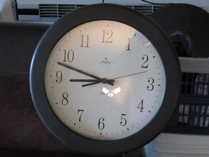 Grote Junghans Quartz Wandklok in modern design, Huis en Inrichting, Woonaccessoires | Klokken, Gebruikt, Wandklok, Analoog, Ophalen of Verzenden