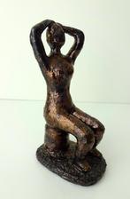 Keramiek bronskleur beeld vrouw in zittende houding 3222-k, Antiek en Kunst, Ophalen of Verzenden