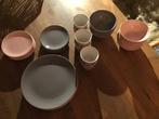 Servies in roze en grijze kleurtjes., Overige typen, Ophalen of Verzenden, Zo goed als nieuw, Overige stijlen