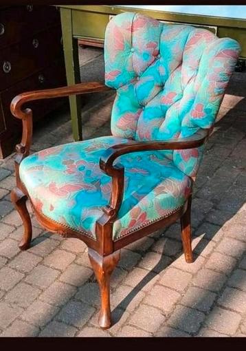 Antieke fauteuil, opnieuw gestoffeerd beschikbaar voor biedingen