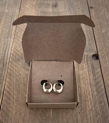 Trendy goudkleurige oorringen – chunky bol design beschikbaar voor biedingen