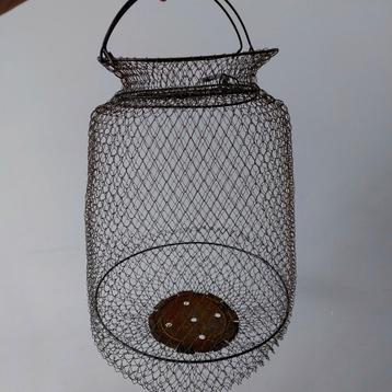 Vismand van metaaldraad beschikbaar voor biedingen