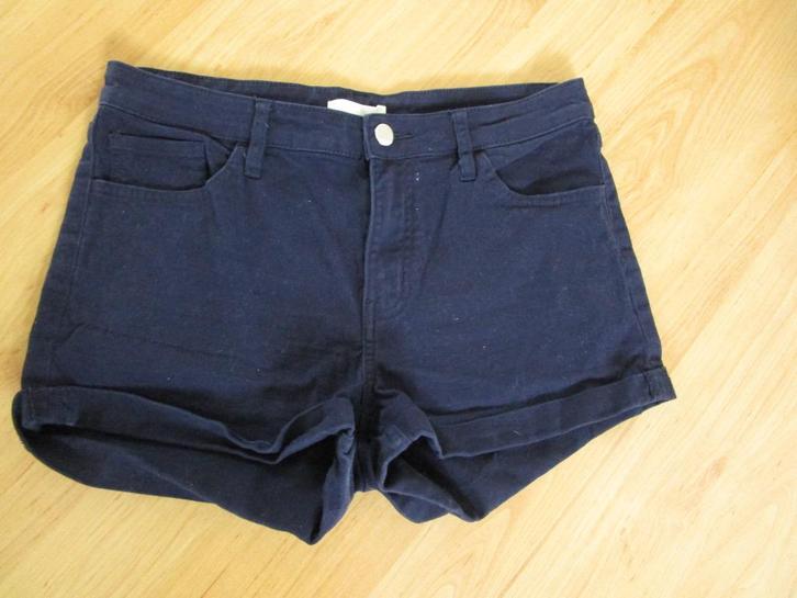 H&M - blauwe korte broek - damesmaat 38, Kleding | Dames, Broeken en Pantalons, Zo goed als nieuw, Maat 38/40 (M), Blauw, Kort