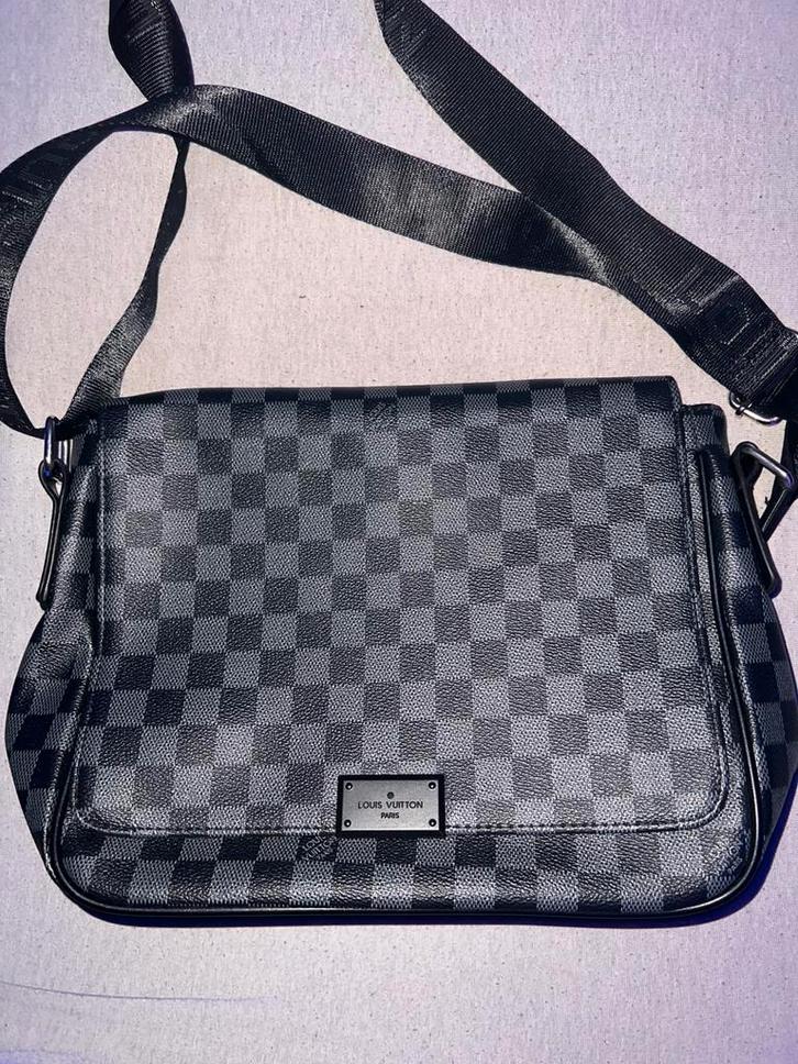 Louis Vuitton Damier Graphite schoudertas – District model, Sieraden, Tassen en Uiterlijk, Tassen | Schoudertassen, Zo goed als nieuw