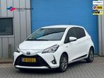 Toyota Yaris 1.5 Hybrid Design Red AUT CAMERA PDC EERSTE EIG, Gebruikt, 4 cilinders, Wit, Bedrijf