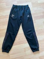 Adidas Messi zwarte sportbroek/voetbalbroek mt 152 izgs, Broek, Adidas, Gebruikt, Jongen of Meisje