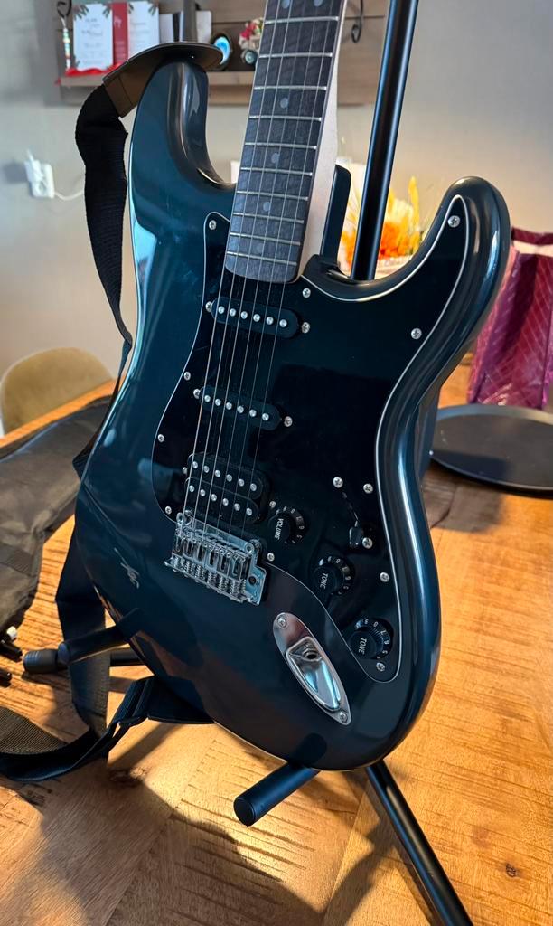 Squier Affinity Stratocaster HSS Charcoal Frost Metallic, Muziek en Instrumenten, Snaarinstrumenten | Gitaren | Elektrisch, Zo goed als nieuw