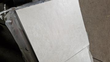 2.5 m2 lichtgrijze vloertegels. 60x60 beschikbaar voor biedingen