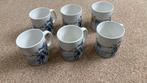 Zes nieuwe mokken Zandstra met schaats en Friese teksten, Huis en Inrichting, Nieuw, Ophalen of Verzenden, Overige stijlen, Kop(pen) en/of Schotel(s)