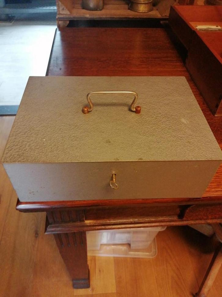 GROTE STALEN GELDKIST / DOCUMENTEN KIST 35X25X11 CM, Antiek en Kunst, Curiosa en Brocante, Ophalen of Verzenden