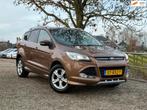 Ford Kuga 1.6 Titanium Plus | Camera + Leder + Cruise Nu €, Auto's, Voorwielaandrijving, 15 km/l, Gebruikt, Zwart