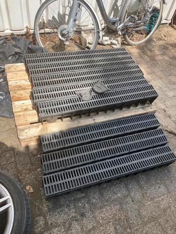 Lijngoot 8 stuks van 1 meter plus 2 eindstukken beschikbaar voor biedingen