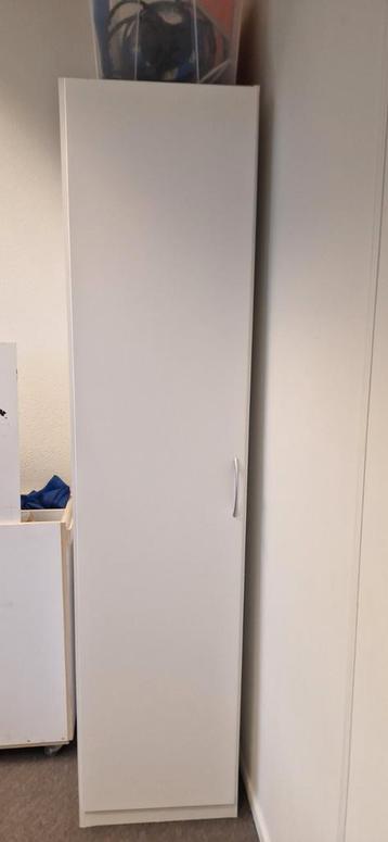 Witte smalle kast