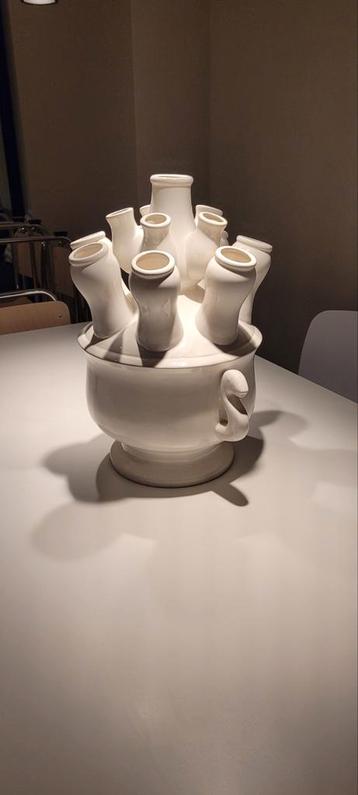 Witte tulpenvaas beschikbaar voor biedingen