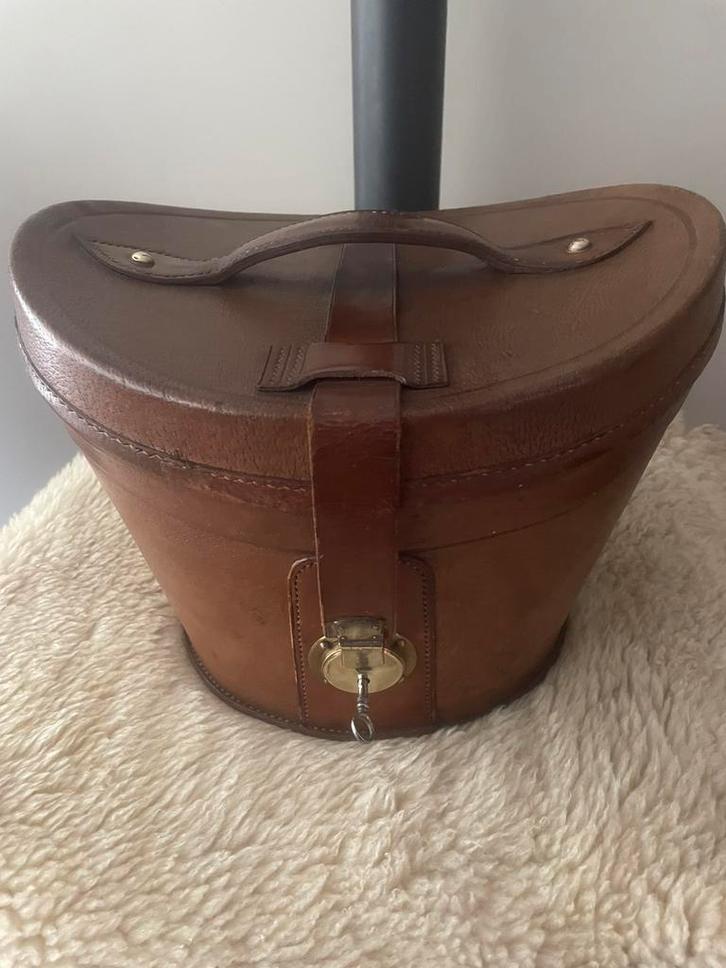 Antiek  Engelse tuiglederen hoedendoos, Antiek en Kunst, Antiek | Woonaccessoires, Ophalen of Verzenden