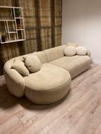 Prachtige hoekbank beige met ronde vormen direct leverbaar !, Nieuw, Ophalen of Verzenden, Vierpersoons of meer, Stof