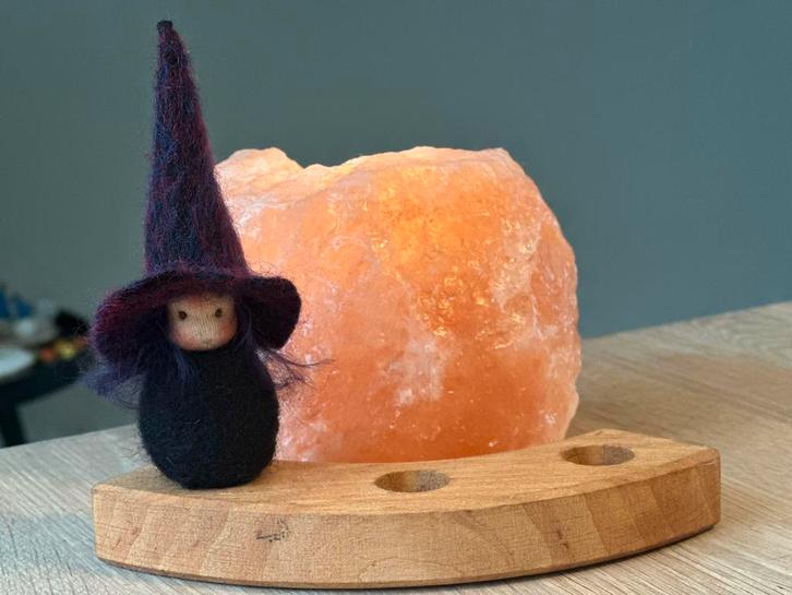 Heksje met steker v grimms jaarring verjaardagsring wol vilt, Hobby en Vrije tijd, Vilt, Nieuw, Figuurtje(s), Wolvilt, Ophalen of Verzenden