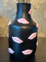Zwarte vaas met roze lippen, Overige materialen, Gebruikt, 50 tot 75 cm, Zwart