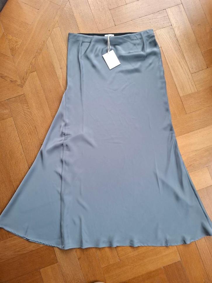 Nieuwe grijze rok, Viveh, 44, Kleding | Dames, Rokken, Nieuw, Maat 42/44 (L), Grijs, Onder de knie, Ophalen of Verzenden