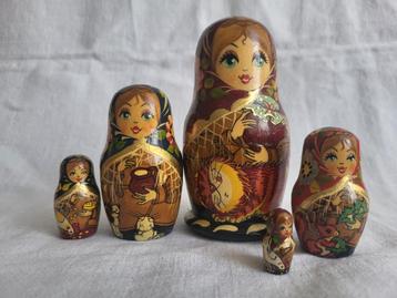 Matroesjka met rode kat 5 delig, baboesjka matryoshka  beschikbaar voor biedingen