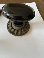 Antieke ovale zwarte porseleinen deurknop met koperen rozet, Ophalen of Verzenden