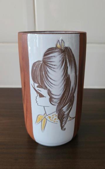 Vintage teak / Kerateak vaasje / Aalten keramiek / meisje beschikbaar voor biedingen