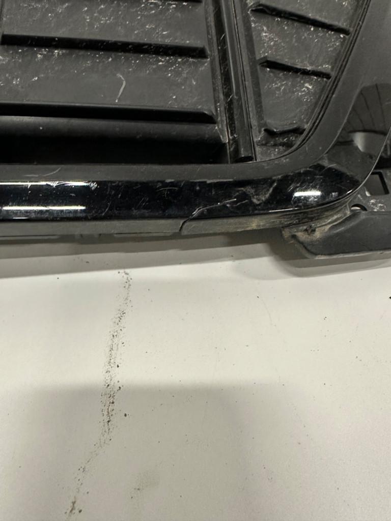 AUDI Q3 83A GRILLE GRILL ORIGINEEL 83A855651E, Auto-onderdelen, Carrosserie en Plaatwerk, Gebruikt, AUDI AG, Auto-Union-Strasse 1
85045  Ingolstadt, DE