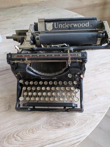 Een Underwood typemachine  beschikbaar voor biedingen