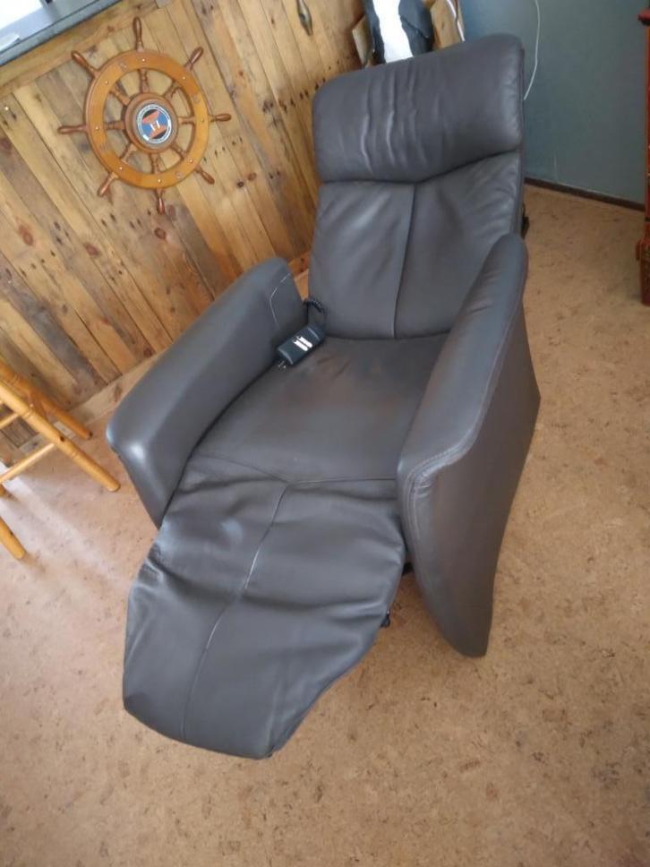 Bruine leren stoel /relaxstoel /je kunt er languit in liggen, Huis en Inrichting, Stoelen, Gebruikt, Eén, Leer, Metaal, Overige materialen