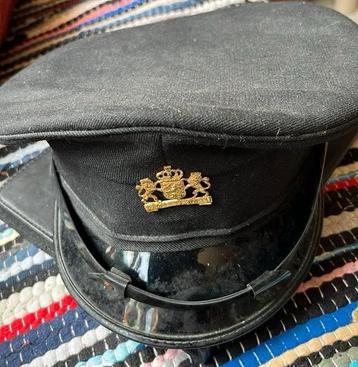 Originele Zwarte Pet met Metalen Insigne “ Je Maintiendrai “ beschikbaar voor biedingen