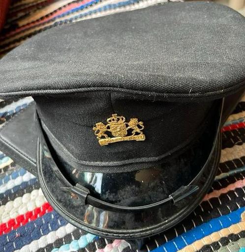 Originele Zwarte Pet met Metalen Insigne “ Je Maintiendrai “, Verzamelen, Overige Verzamelen, Gebruikt, Ophalen of Verzenden