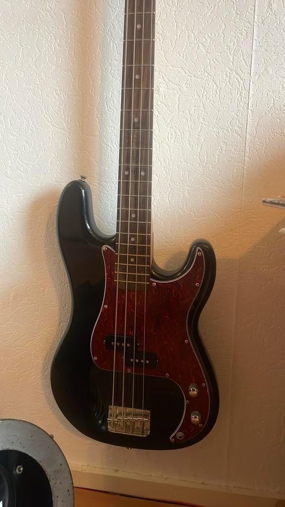 Fender precision copy, Muziek en Instrumenten, Snaarinstrumenten | Gitaren | Bas, Zo goed als nieuw, Ophalen of Verzenden