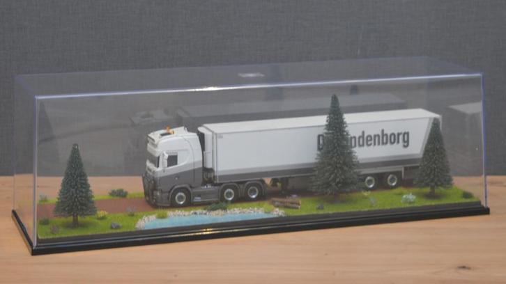 Dioramavitrine, Aan de waterkant, Hobby en Vrije tijd, Modelauto's | 1:50, Nieuw, Bus of Vrachtwagen, Ophalen of Verzenden