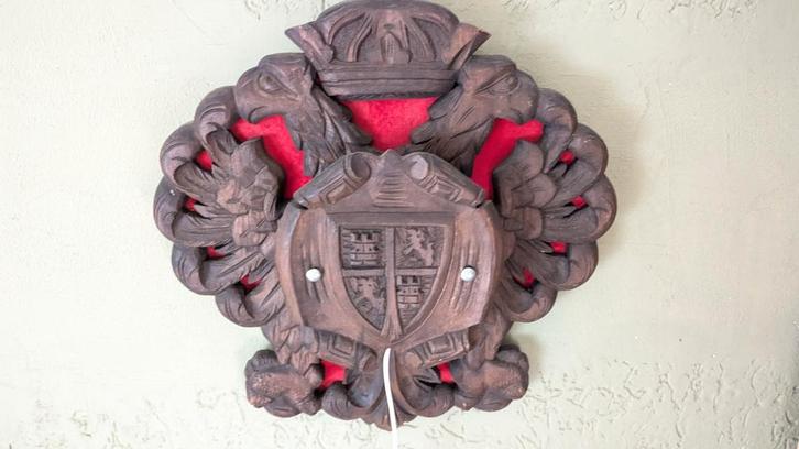 Unieke wandlamp vorm van een wapenschild, Huis en Inrichting, Lampen | Wandlampen, Nieuw, Hout, Stof, Ophalen of Verzenden