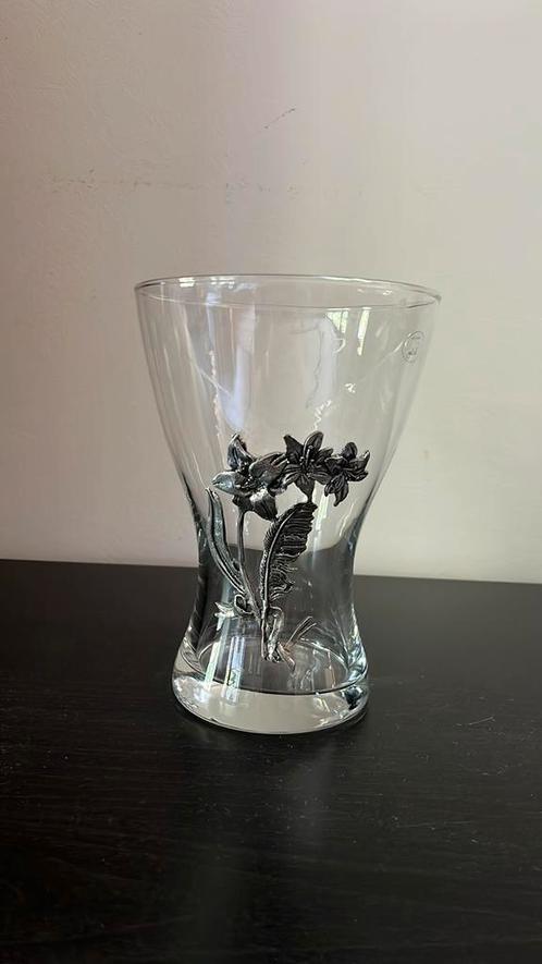 Elegante Glazen Vaas met Metalen Bloemdecoratie –, Antiek en Kunst, Antiek | Vazen, Ophalen of Verzenden