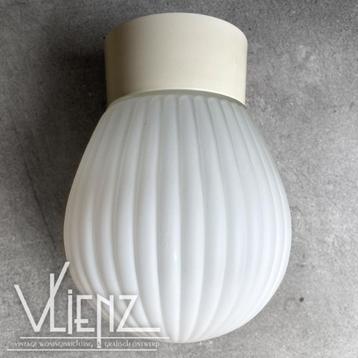 Vintage, retro plafondlamp melkglas, metalen armatuur beschikbaar voor biedingen