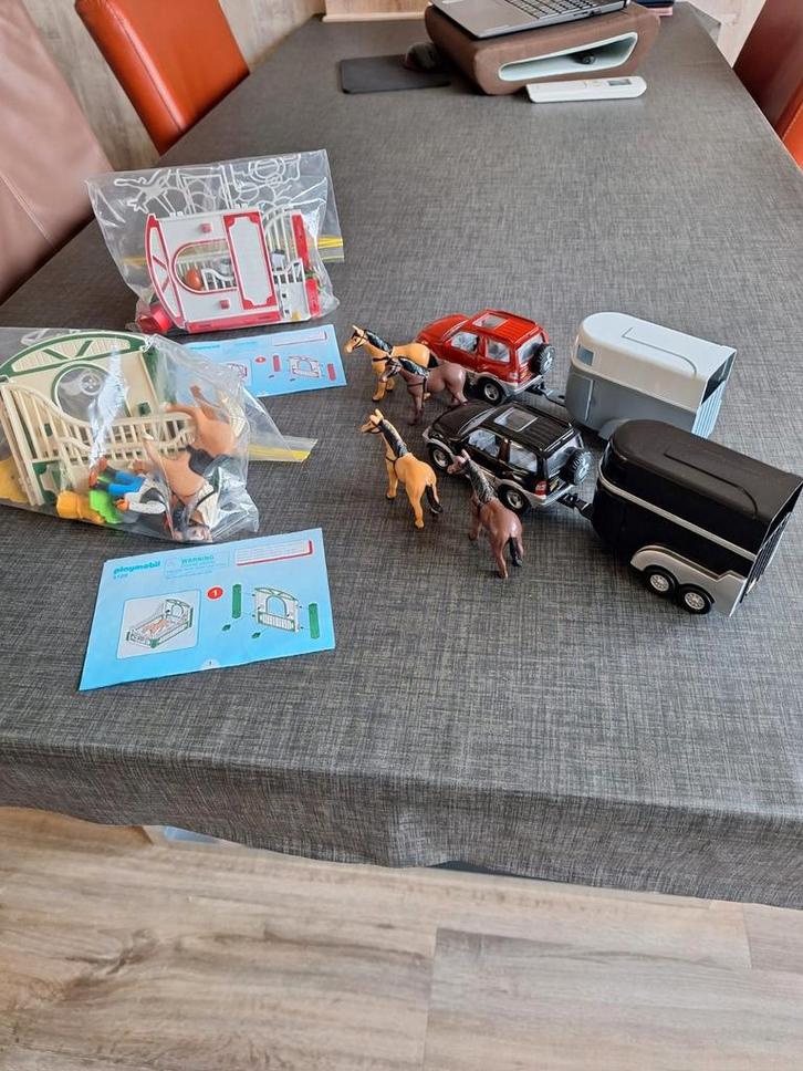 Playmobiel paardenboxen +auto en paardentrailer, Kinderen en Baby's, Speelgoed | Playmobil, Zo goed als nieuw, Ophalen of Verzenden