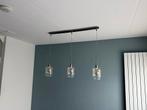 Moderne hanglamp met 3 glazen kappen, Huis en Inrichting, Lampen | Hanglampen, Ophalen, 50 tot 75 cm, Rvs, Glas
