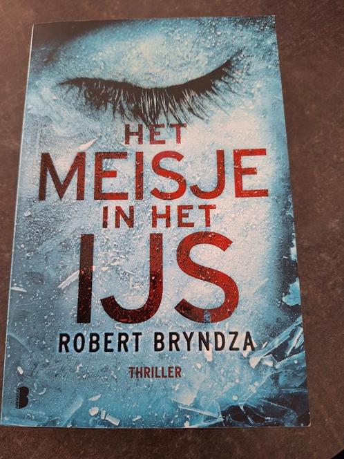 Robert Bryndza - Het meisje in het ijs, Boeken, Thrillers, Zo goed als nieuw, Nederland, Ophalen of Verzenden