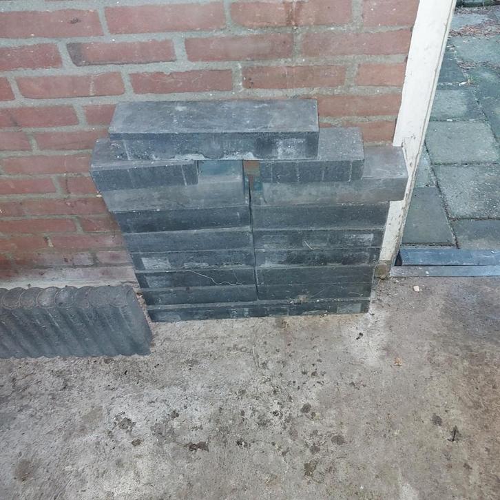 Zwarte bandjes verschillende soorten. Restpartij.

Gratis! K, Tuin en Terras, Tegels en Klinkers, Zo goed als nieuw, Klinkers