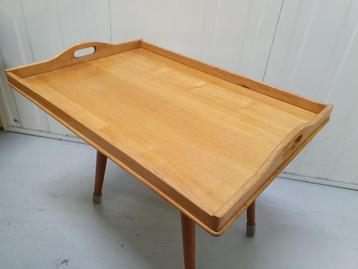 Groot houten dienblad beschikbaar voor biedingen