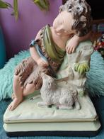 Schattig beeldje van een slapende jongen met lam, Antiek en Kunst, Ophalen of Verzenden
