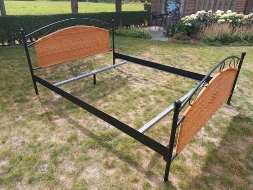Ledikant 220cm x 160cm zwart-rotan, Huis en Inrichting, Slaapkamer | Bedden, Gebruikt, Tweepersoons, 160 cm, 220 cm, Hout, Zwart