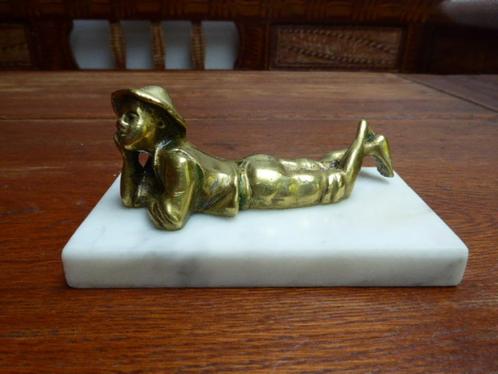 Art deco messing beeldje op marmeren sokkel, Antiek en Kunst, Antiek | Woonaccessoires, Ophalen of Verzenden